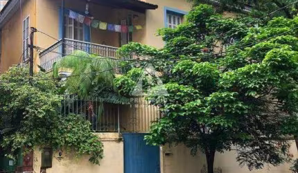 Casa em Laranjeiras com 05 quartos , 02 salas e 07 vagas!