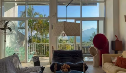 Luxuosa casa em condomínio no Humaitá, com 4 dormitórios, sendo 2 suites e 302 m²