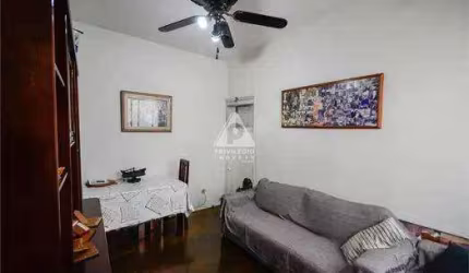 2 quartos, sala ampla, clara e arejada, 2 quartos, 2 banheiros (social e serviço) cozinha, área de serviço, dependência completa e 1 vaga de garagem