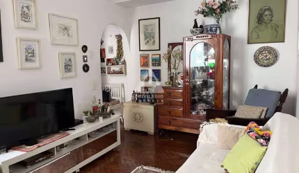 Em Copacabana! Excelente apartamento de dois quartos em rua super cobiçada! É oportunidade!
