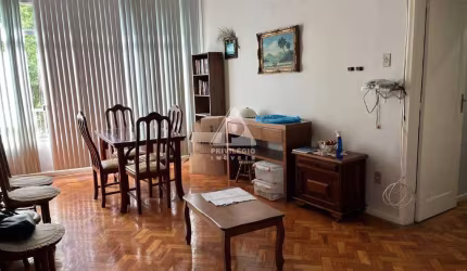 Em Botafogo! Excelente apartamento de 2 quartos com sala ampla e dependências completas.
