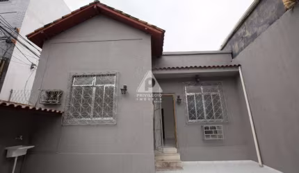 Casa de rua com 3 quartos e vaga