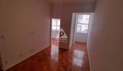 Apartamento à venda em Copacabana: 2 quartos reformado