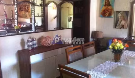 Privilégio Imóveis vende: Excelente casa de rua triplex na Gávea
