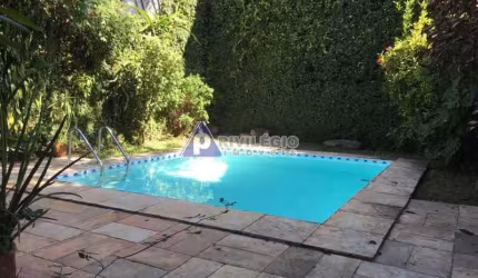 Gávea! Espetacular Casa em condomínio, com piscina e churrasqueira.