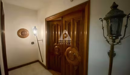 Leblon, apartamento com 280m, 5 quartos, em rua exclusivamente residencial.