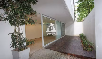 Privilégio Imóveis vende: Um excelente prédio no Leblon, composto por 4 andares