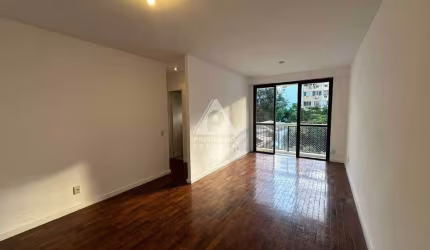 Apartamento com dois quartos e Varanda
