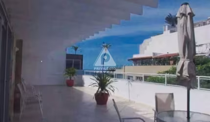 Cobertura Linear no Leblon com 3 Quartos, Quadra da praia, com 324.0m², planta circular