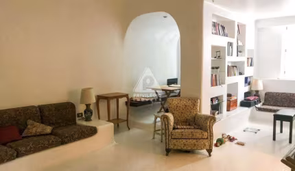 Excelente apartamento de 2 quartos com vaga no Leblon