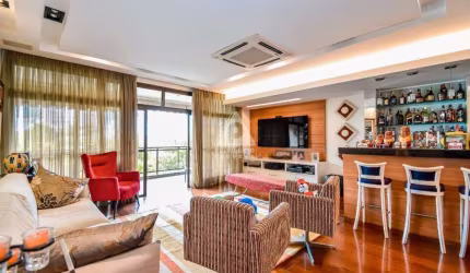 Lindo apartamento com varandão em rua tranquila nas Laranjeiras