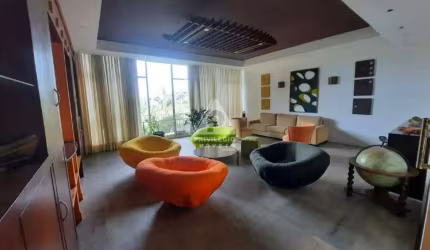 Excelente apartamento no Parque Guinle. Quatro quartos, três dependências e uma vaga que cabem dois carros.