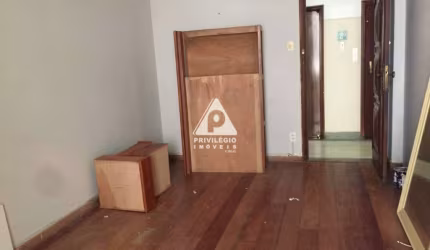 Na Glória: excelente apartamento de 2 quartos, com dependências, próximo ao Metrô.