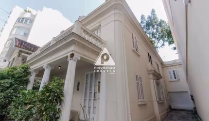 Casa Imponente, Raridade em estilo neoclássico
