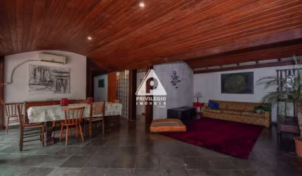 Casa de rua no Cosme Velho com 7 quartos, piscina e vaga