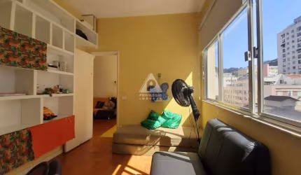 Amplo apartamento com 3 quartos e 2 banheiros sociais na Gago Coutinho. 95m². 1 Vaga.