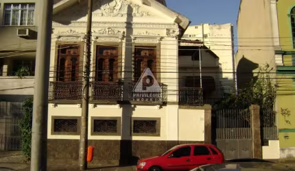 Casa de rua com 4 quartos, 1 súite, 3 banheiros com 4 vagas e área externa a venda em Laranjeiras.