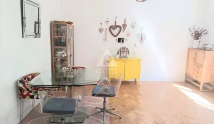 Apartamento de três quartos amplos, claros e arejados e muito silencioso, em rua nobre em Copacabana.