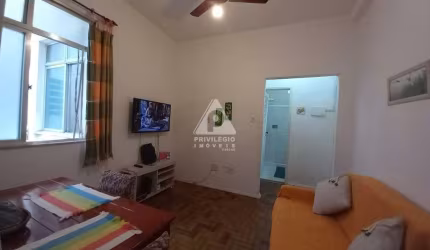 Apartamento de sala/quarto na Glória.