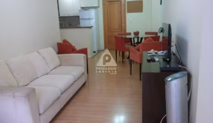 Flat, na quadríssima da Praia, com Varanda, sala e 1 quarto, 1 vaga de garagem.