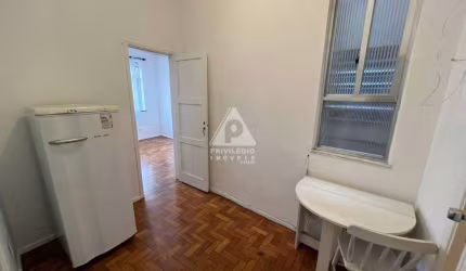 Sala e quarto com dependência.