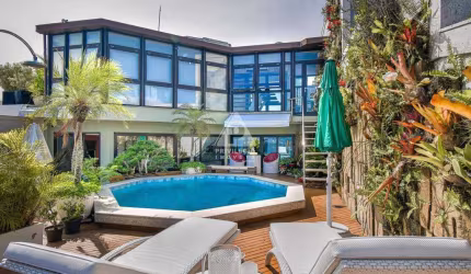 Cobertura Triplex, vista maravilhosa, 4 suites, 7 banheiros , piscina , 4 vagas em rua nobre de Icaraí.