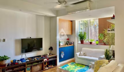 Apartamento de dois quartos reformado a venda em rua nobre do Flamengo.