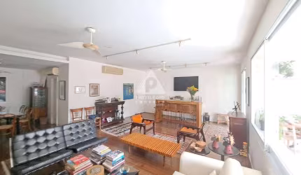 Amplo Apartamento no Cosme Velho com 192m² - 4 Quartos, 2 Suites, Varanda 3 Vagas