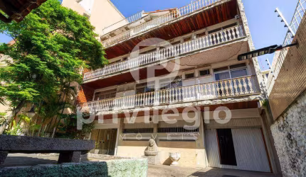 Prédio na Barra da Tijuca com 2 apartamentos e 1 cobertura