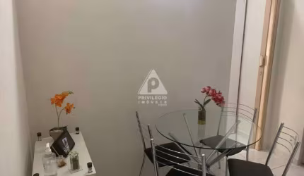 Privilégio Imóveis Vende: Encantador apartamento à venda na Rua do Riachuelo perfeito para quem busca praticidade e conforto em um espaço compacto