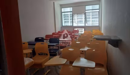 Sala comercial para venda na Rua Teófilo Otoni, coração do Centro do Rio de Janeiro! Visite!