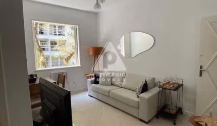Excelente apartamento no Leme, 2 quadras da praia.