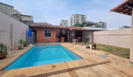Casa de condomínio para venda possui 262 metros quadrados com 4 quartos
