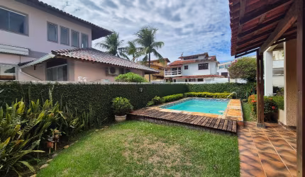 Vendo excelente casa , com 5 quartos e 3 suites na Barra da Tijuca