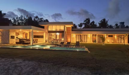 Casa a venda 4 suítes de luxo frente mar em Busca Vida