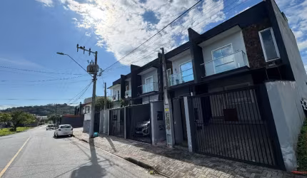 Sobrado averbado com 2 quartos à venda no bairro Glória
