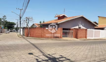 Casa de esquina, quintal amplo