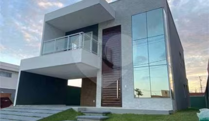 Casa de condomínio para venda tem 211 metros quadrados com 4 quartos