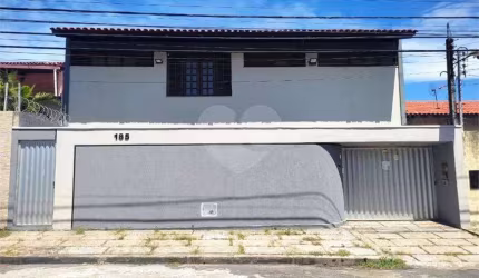 Casa para venda possui 300 metros quadrados com 3 quartos em Cocó - Fortaleza - Ceará