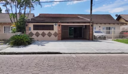 EXCELENTE RESIDENCIA EM GUARATUBACOM PISCINA(PIÇARRAS)
