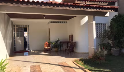 Casa com 4 quartos à venda na Rua Pioneira Regina Marson Badan, 305, Jardim Iguaçu, Maringá por R$ 900.000