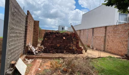 Terreno à venda na Rua Pioneiro David Rodrigues Ferreira, Jardim Oriental, Maringá por R$ 190.000