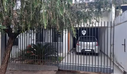 Casa com 3 quartos à venda na Rua Pioneira Regina Nicolina Celestino, 185, Loteamento Madrid, Maringá por R$ 300.000