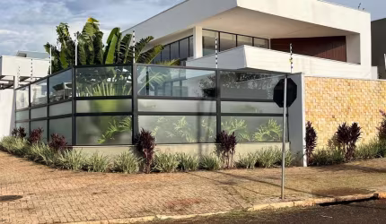 Casa nova com 3 suítes e piscina no Jardim Munique