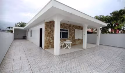 Casa com 4 dormitórios para venda no bairro Grandesp em Itanhaém.