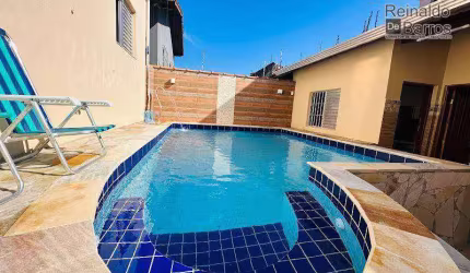 Linda casa na Praia dos Sonhos com piscina e churrasqueira .