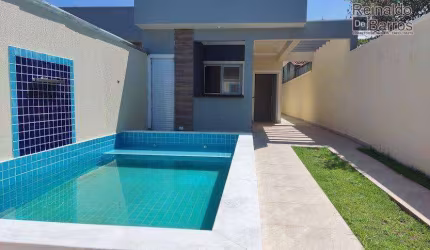 Linda casa com 3 dormitórios, a poucos metros do mar