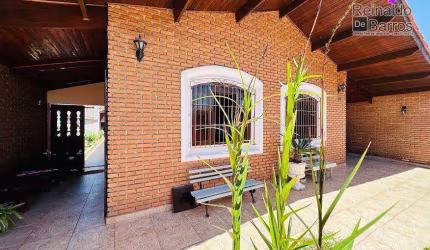CASA COM 4 QUARTOS SENDO DUAS SUITES - LADO PRAIA