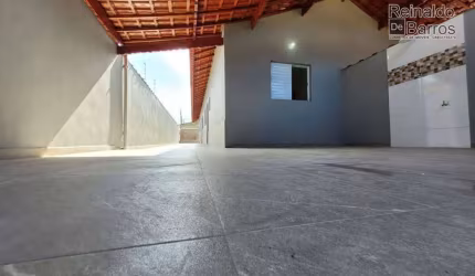 Casa Nova com piscina e churrasqueira, ideal para sua família, 800 metros do Mar e 6 minutos do Centro.