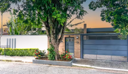 Casa 3 suítes, piscina, churrasqueira, bairro nobre bem localizado